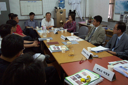 각분야 내부 전문가들과 전문 컨설팅 하는 모습