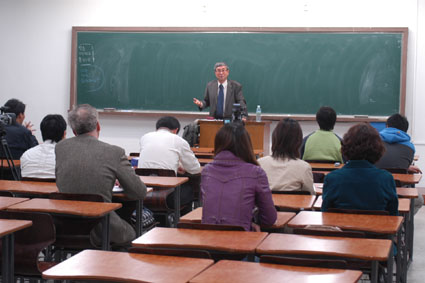 지난 5일 영암관 244호에서 열린 조동일 석좌교수의 강연 모습.