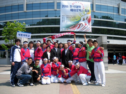 '월드컵 선전기원 2006전국대학에어로빅스 축제'에 참가한 우리대학 태권도 시범단 모습