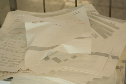 바우어관 중앙통로에 비취된 부재자 투표 신고서