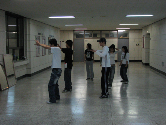 댄스동아리 비트가 바우어관 2층 시청각실 앞 공간에서 연습하는 모습. 이승준 준기자