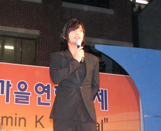 무대위에서 관객들의 반응을 지켜보고 있다. 김은미 준기자