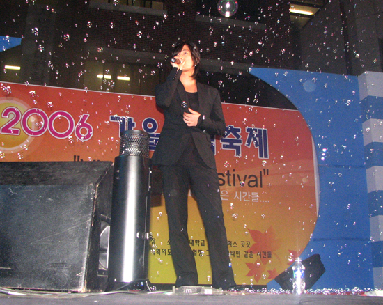 자신의 앨범 수록곡 중 한곡을 부르고 있다. 김은미 준기자