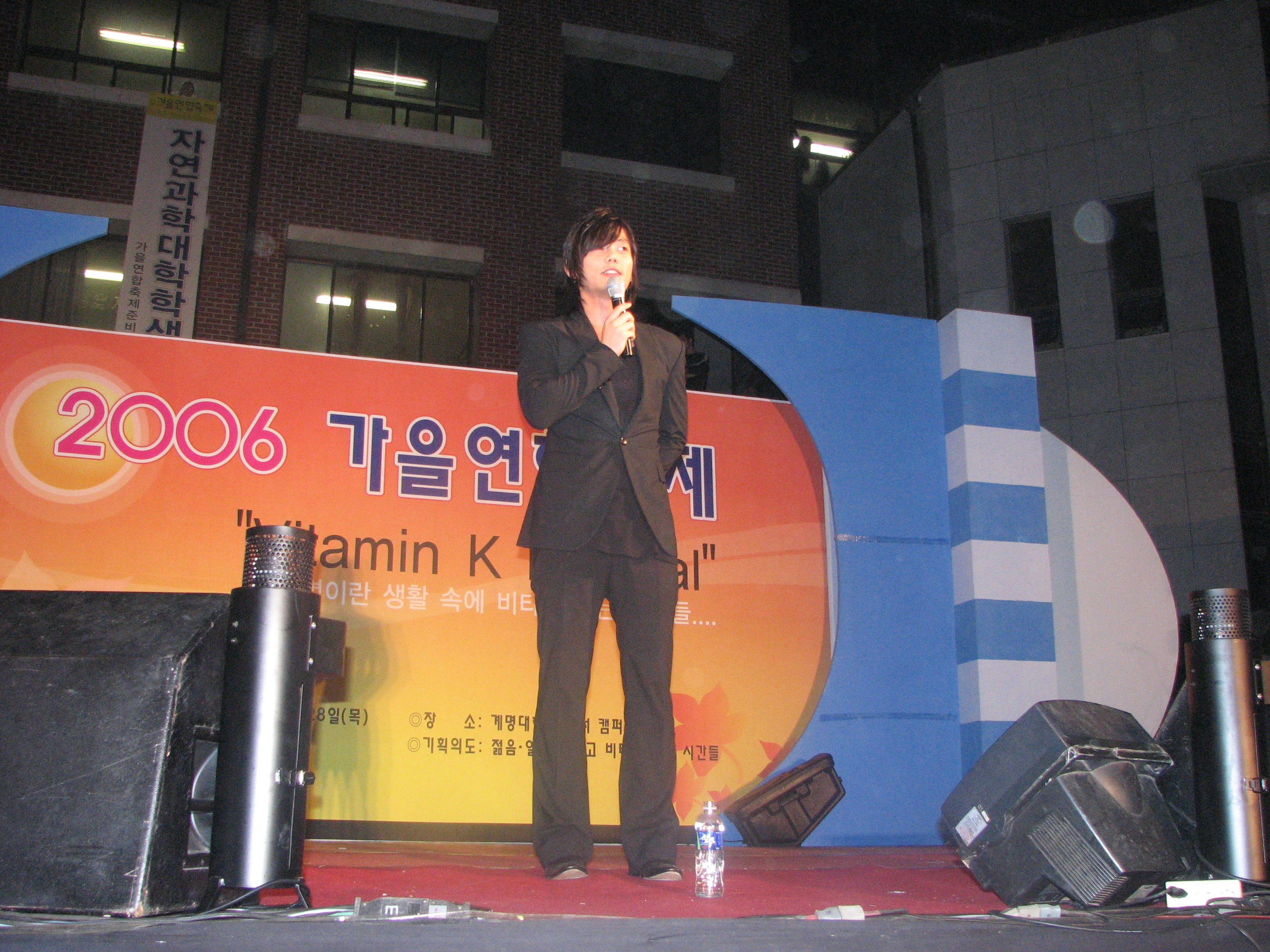 노래가 끝난 후 무대위에서 관객들과 이야기를 나누고 있다 김은미 준기자