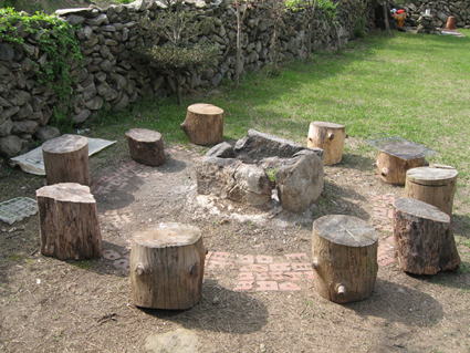 안도현 시인의 집에는 손님들이 유난히 많다. 손님들이 오는 날 밤이면 이곳에 불을 피워놓고 밤새 이야기 꽃을 피운다고 한다. 백지원 기자