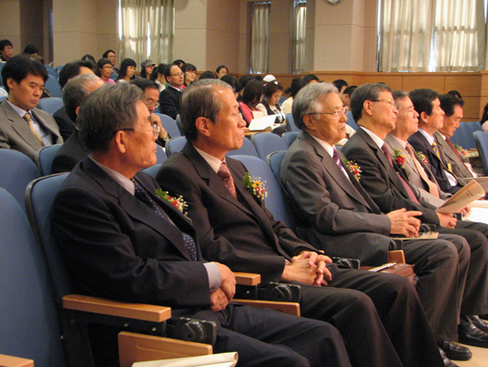 교육학과 50주년 기념행사인 '교육학과의 어제와 오늘'에 참석한 동문들의 모습 송아름 기자
