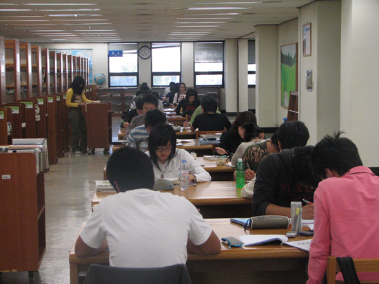 중간고사기간을 맞아 학업에 열중하는 학생들의 모습. 이승준 준기자