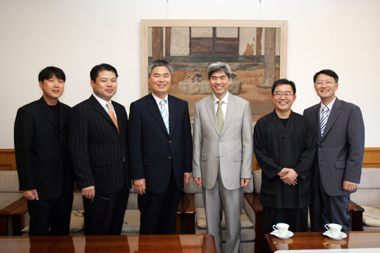 본관 대회의실에 '석송 이종호 후원회' 관계자들이 방문한 모습. 홍보팀