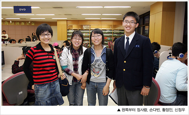 사진 좌측에서부터 정사랑, 손다빈, 황정인, 신정우 홍보팀