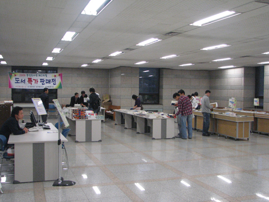 동산도서관에서 열린 도서 특가 판매전 행사에 사람들이 책을 고르고 있다. 이승준 준기자