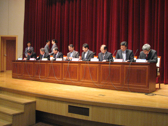 8개 대학의 총장들이 공동합의서에 서명하고 있다. 이지현 기자