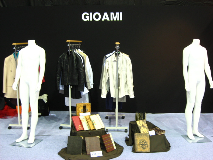 이기오 패션쇼 무대에 올려질 작품들을 의상과 함께 모아 놓았다. 박춘성씨 제공