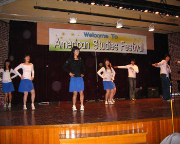 영화 GREASE O.S.T의 'SUMMER NIGHT' 공연중인 미국학과 학생들 태선주 준기자