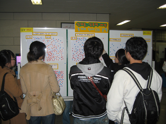 설문조사에 참여하고 있는 학생들의 모습 박재현 준기자