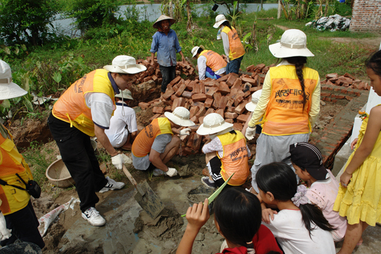 2007학년 우리대학의 교육과정과 학생복지 부분의 개편으로 해외봉사활동은 총 4회에서 6회로 늘어난다.