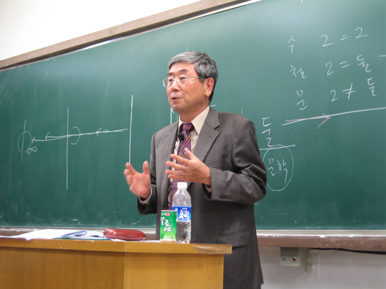 영암관 224호에서 공개강의를 하는 조동일 석좌교수의 모습. 최윤석 준기자