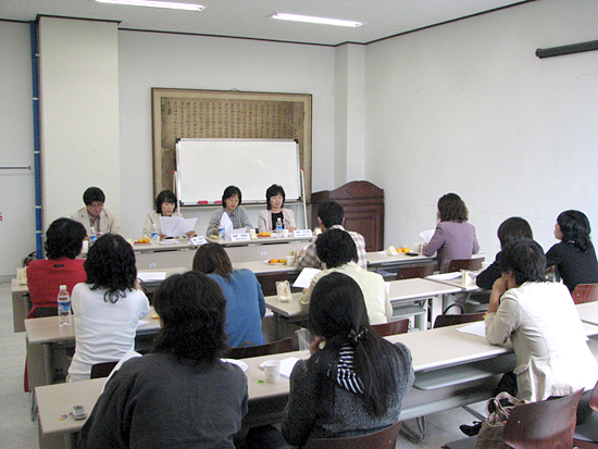 이규리 씨의 발표를 듣고 있는 대학원생들. 이승준 준기자