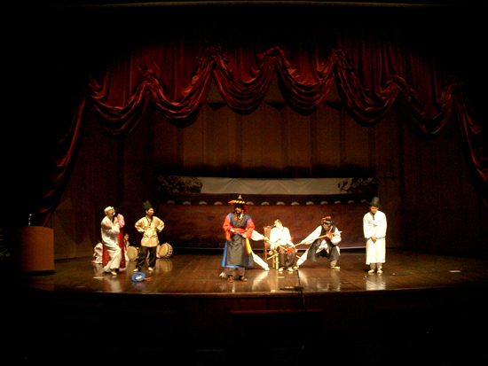 일본총영사관 주최, '일본어원어연극제'에서 최우수상을 수상한 '옹고집전'공연 모습. 일본어문학과 제공