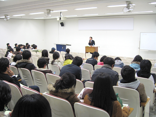 삼한C1의 한삼화 대표이사의 강연을 듣고 있는 행정학과 학생들. 이승준 준기자