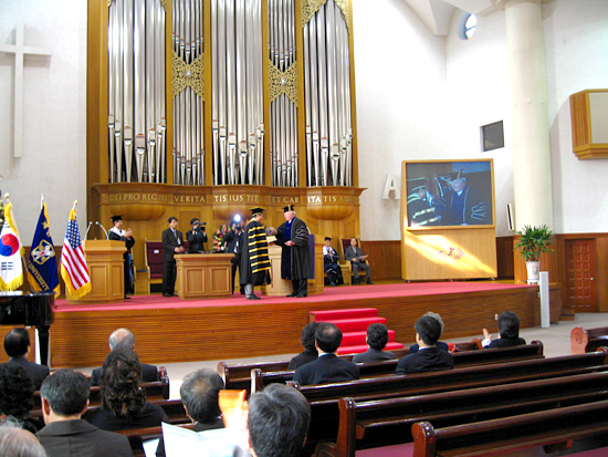 이진우 총장이 Richardson W. Schell 교장에게 명예문학박사 학위를 수여하고 있다. 왼쪽 이진우 총장 오른쪽 Richardson W. Schell 교장 전성완 준기자