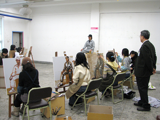 유화부문 실기고사를 보고있는 서양학과 편입 응시생들. 이승준 준기자