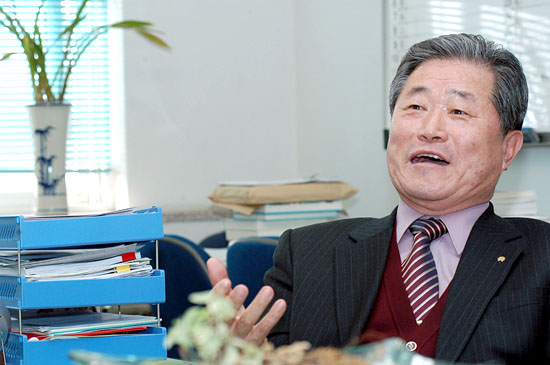 지난 2월 70세 최고령으로 경영학과를 졸업한 황보노씨가 지난해 5천 6백만원에 이어 올해 2천만원을 장학금으로 기부했다. 홍보팀