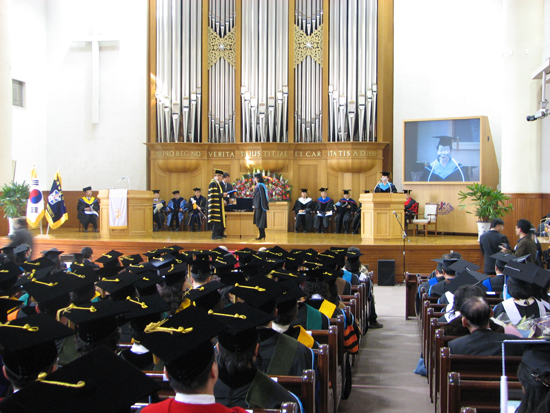 2006학년도 대학원 학위수여식에서 학위를 수여하고 있는 모습. 이승준 기자