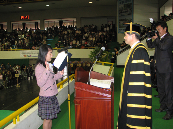 대표 김민정(의예ㆍ1)씨의 선서 모습.