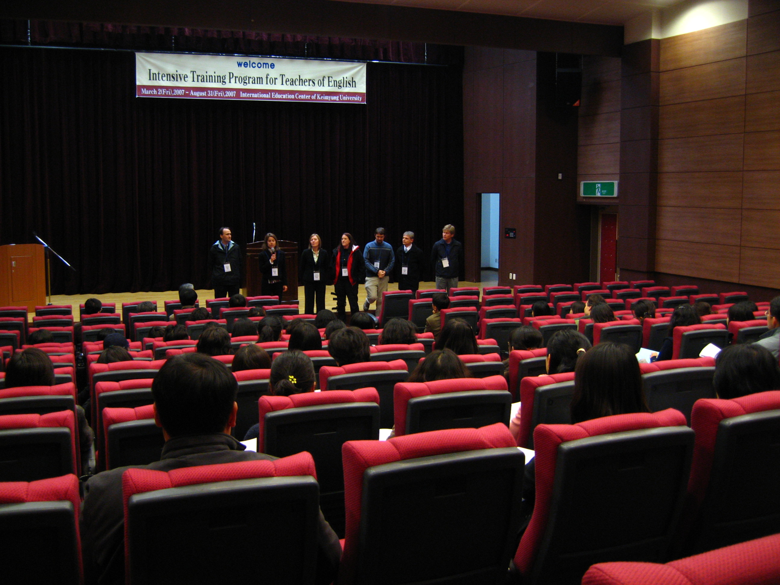 심화 연수의 교육을 맡은 외국인 교수들이 자기소개를 하고 있다. 이은비 기자