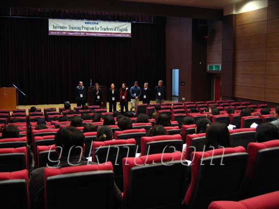 지난 5일 열린 개강식에서 외국인 교수들이 자기소개를 하고 있는 모습.