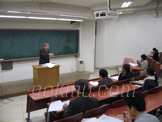 조동일 교수가 '세계ㆍ지방화시대의 한국학 6' 공개강의를 진행하고 있다.