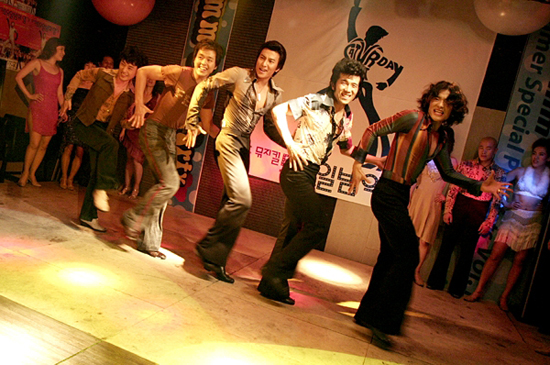 토요일 밤의 열기 공연 모습 Night Fever