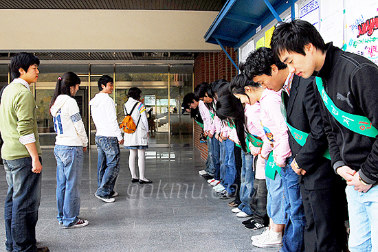 지난 4월 5일 자연과학대에서 '먼저 인사합시다' 캠페인이 진행되고 있다. 배태철 객원기자