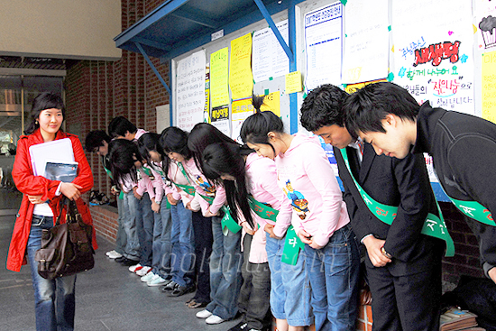 지난 4월 5일 자연대에서 '먼저 인사합시다' 캠페인이 진행되고 있다. 배태철 객원기자