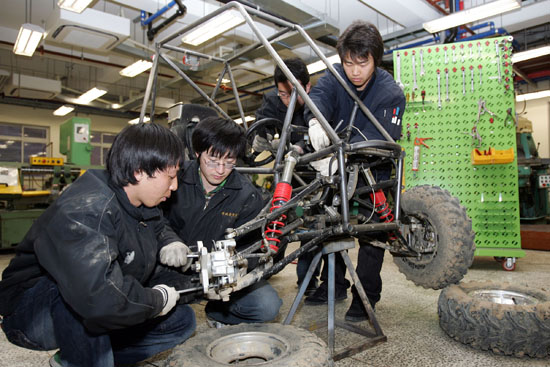 학생들이 제작한 자동차의 관리 등을 통해서도 자동차 제작의 노하우를 축적하고 있다. 홍보팀