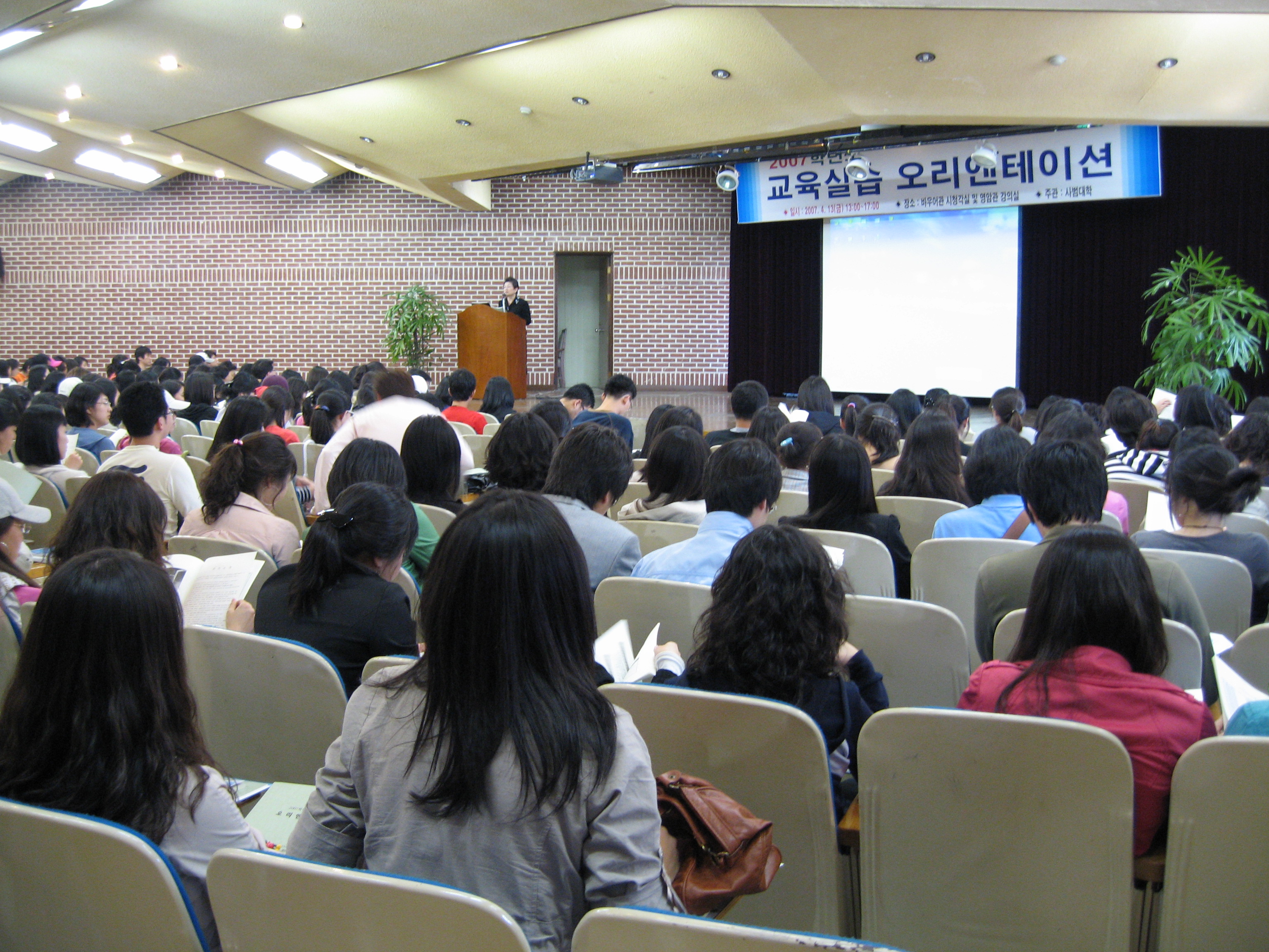 학생들을 격려하고 있는 신인숙(유아교육·교수)사범대학장. 이은비 기자