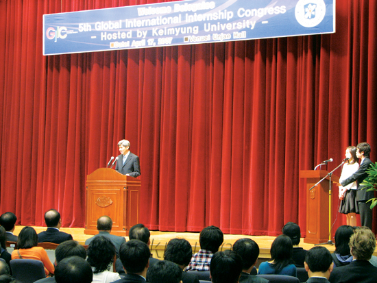 지난 17일 열린 GIIC 개회식에서 이진우 총장이 환영사를 하고 있다. 박재현 기자