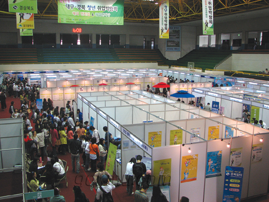 취업박람회가 열린 성서캠퍼스 체육관 현장 모습. 이은비 기자