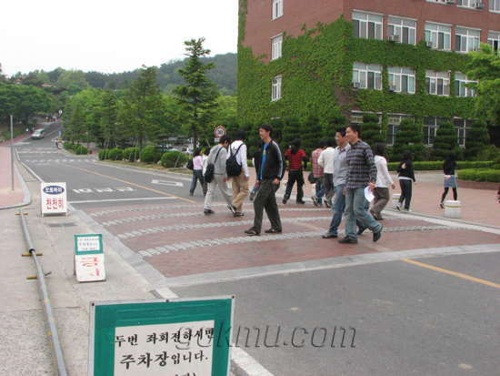 바우어관 앞 도로에 있는 과속방지턱 횡단보도를 지나는 학생들의 모습. 전성완 기자