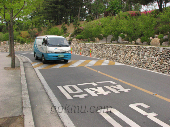 체육대 앞 과속방지턱을 지나는 차량. 전성완 기자