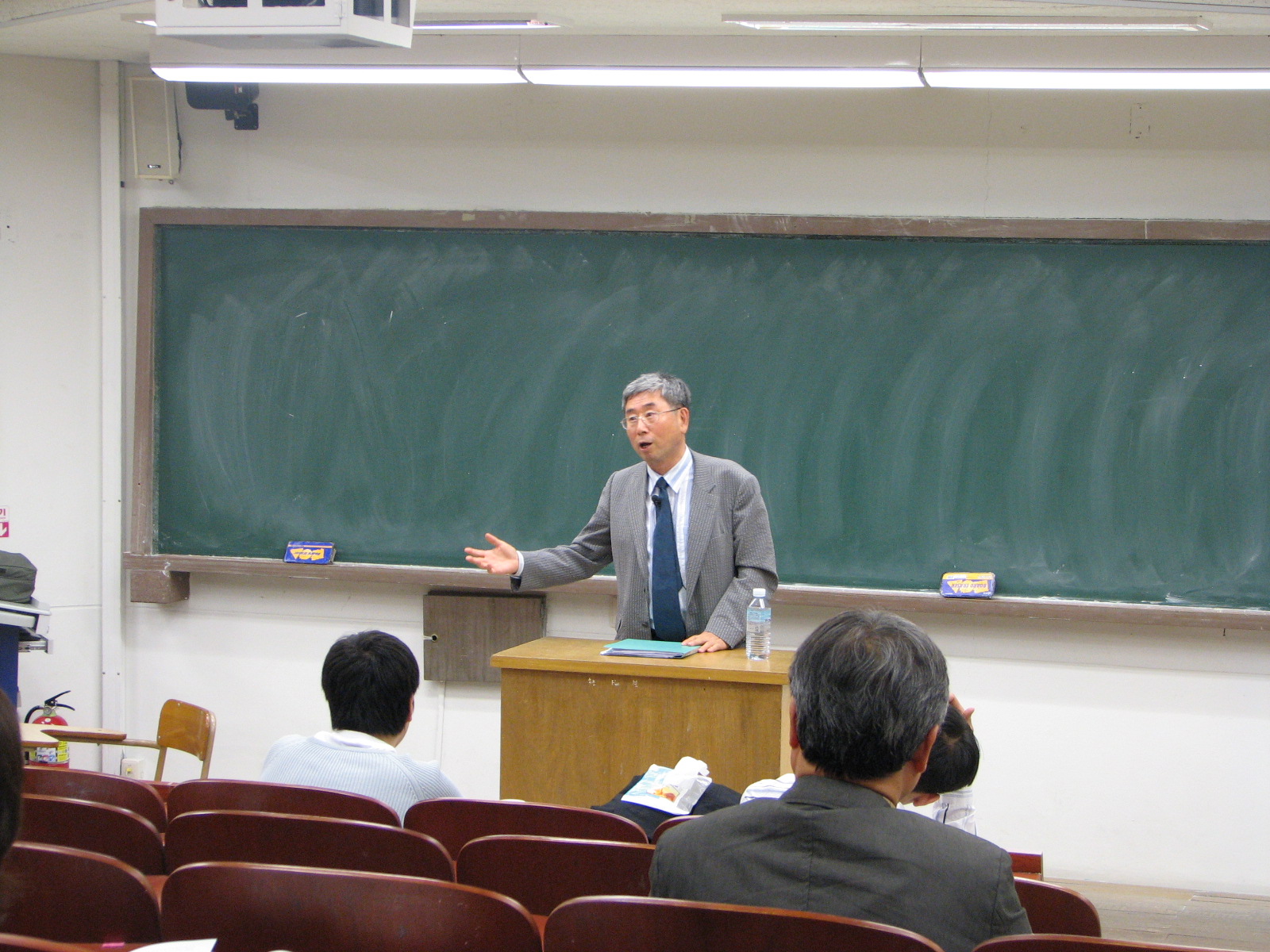 한시 운율의 관해 설명하고 있는 조동일 석좌교수의 모습. 이승준 기자