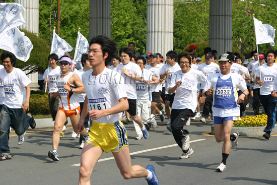 성서캠 정문에서 출발하는 선수들. 서정호 기자