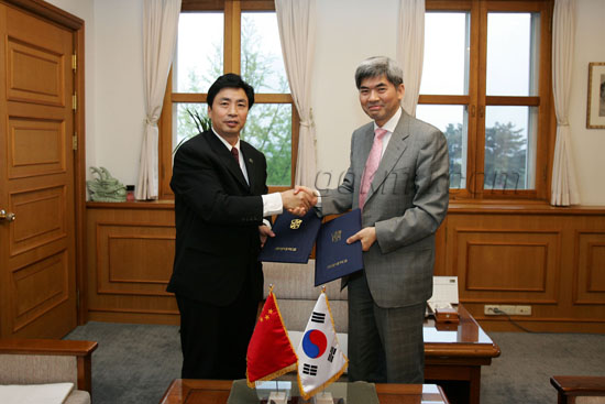 사천대학 사화평 총장과 협정을 체결하는 모습. 홍보팀