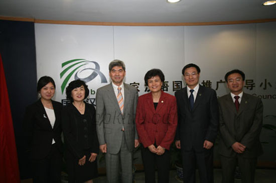 중국 국가 한어 국제보급위원회와 공자아카데미 설립 협정을 체결하는 모습. 홍보팀