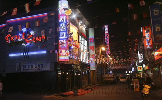 사건의 시발점이 된 업소 주변의 모습. 스포츠 칸