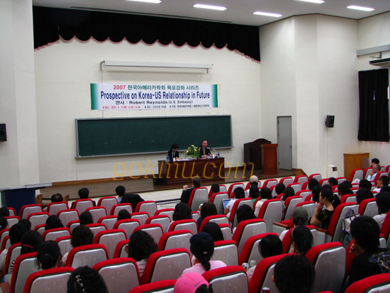 한ㆍ미 관계에 대해 얘기하고 있는 Robert Reynold씨. 이승준 기자