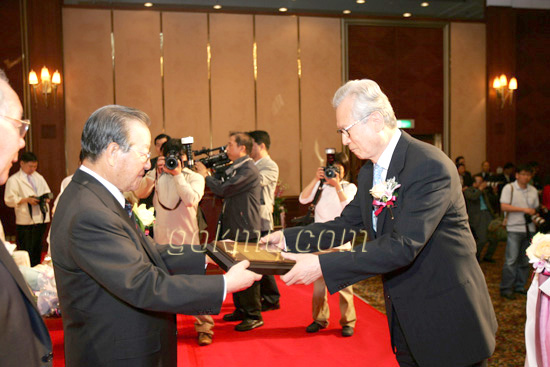 지난 '5.16 민족상' 시상식에서 신일희 이사장이 상을 수상했다. 홍보팀