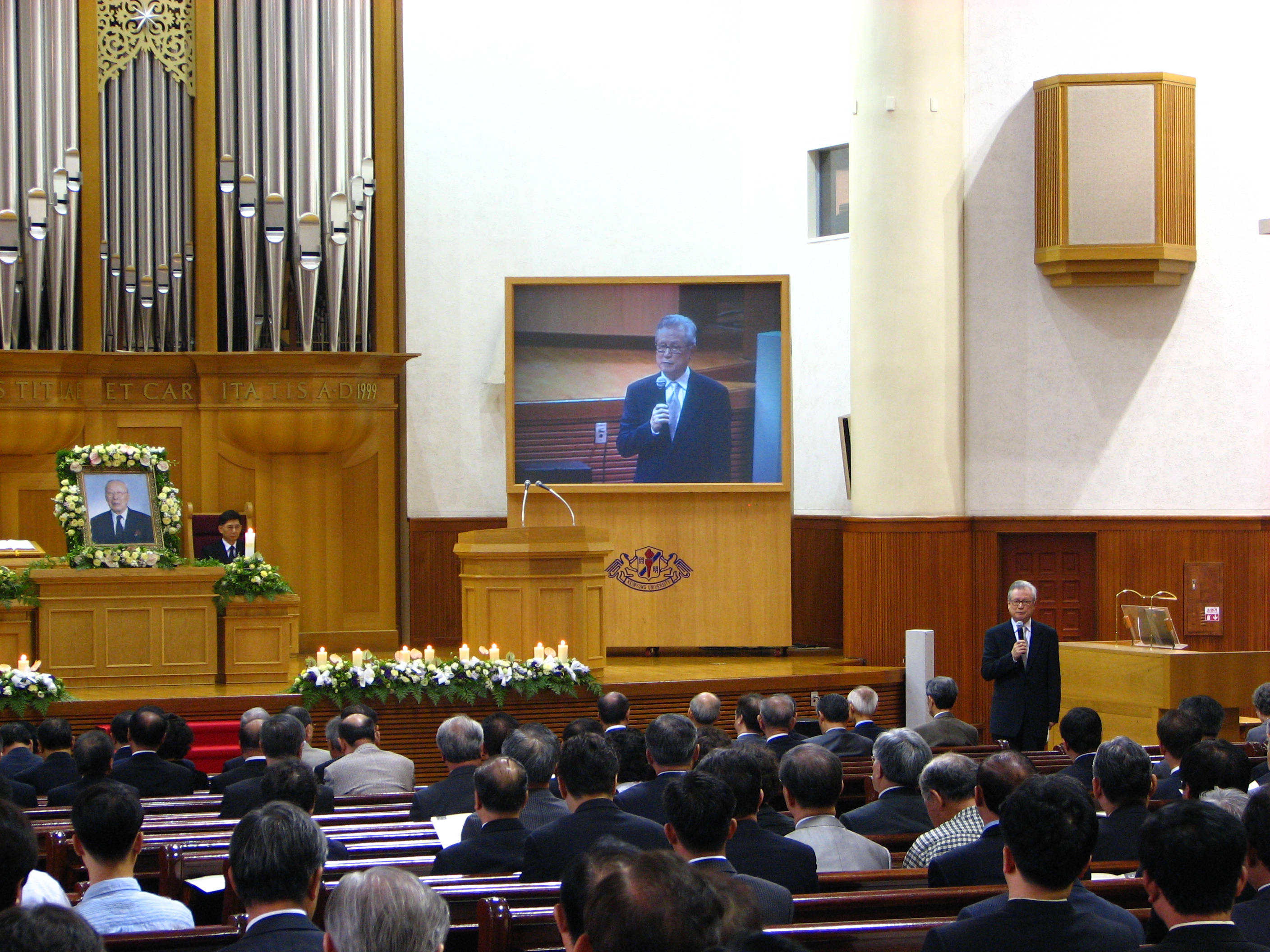 추모예배 참석자들에게 감사인사를 하고 있는 유족대표 신일희 이사장. 이승준 기자