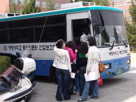 작년 3월 31일, 학생들이 건강검진을 받기 위해 의료차 앞에서 순서를 기다리고 있다. 대학팀