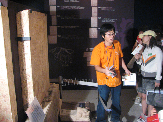 가이드가 유물을 관람객에게 설명하는 모습. 최덕헌 준기자